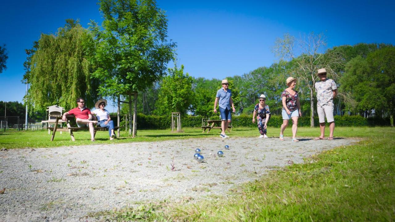 Отель Camping Des Loisirs Evron Экстерьер фото