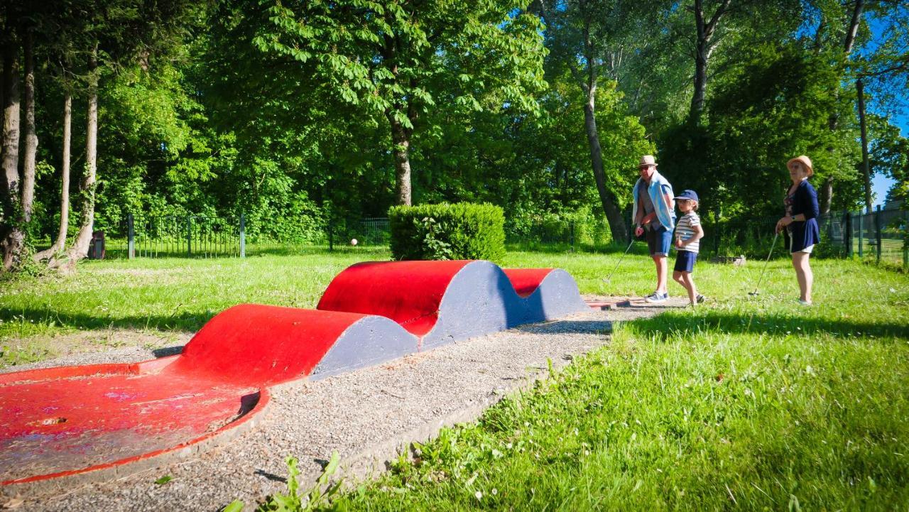 Отель Camping Des Loisirs Evron Экстерьер фото